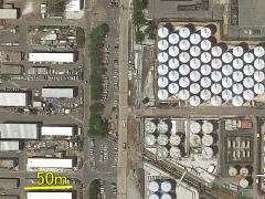 駐車場と汚染水タンクが隣接する福島第一構内