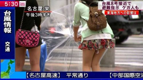 【画像】台風中継でびしょ濡れギャルや女子アナパンチラが丸見えだわwww 31枚 No.28