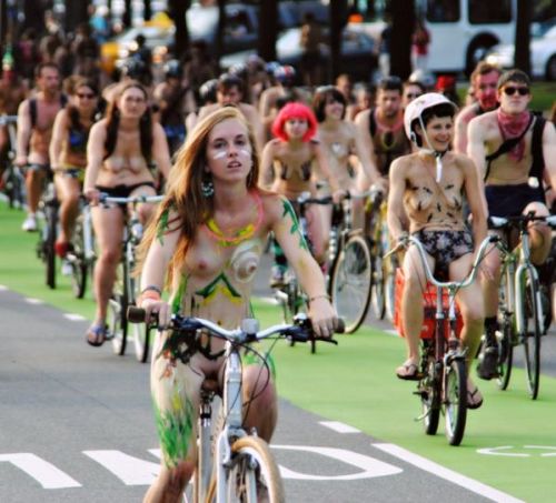 【画像】全裸ノーパンで自転車を楽しむ外国人女性のマンコwww 46枚 No.38