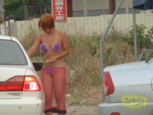 【画像】台湾のビンロウ売り少女が車に売りに来る格好がエロ過ぎるｗｗｗ 32枚 No.12