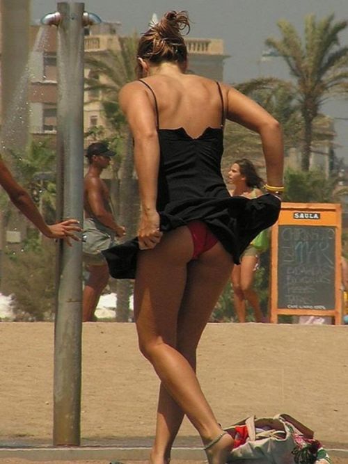 海外女性のスカートがエッチに舞い上がる風パンチラエロ画像 41枚 No.8