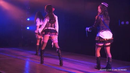 AKB48メンバーがコンサートや劇場でパンチラしちゃうお宝エロ画像 51枚 No.44