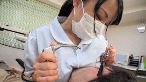 歯科衛生士が診察室で授乳サービスやフェラをしてくれるエロ画像 35枚 No.4