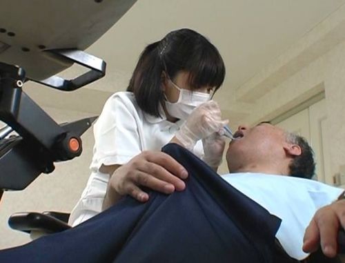歯科衛生士が診察室で授乳サービスやフェラをしてくれるエロ画像 35枚 No.30