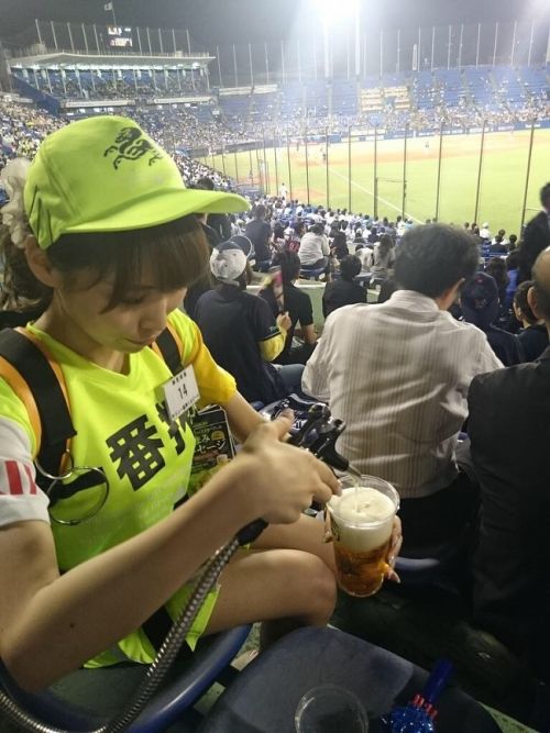 【即バボ】プロ野球場のビール売り子の笑顔が可愛いすぎｗｗｗ 38枚 No.11