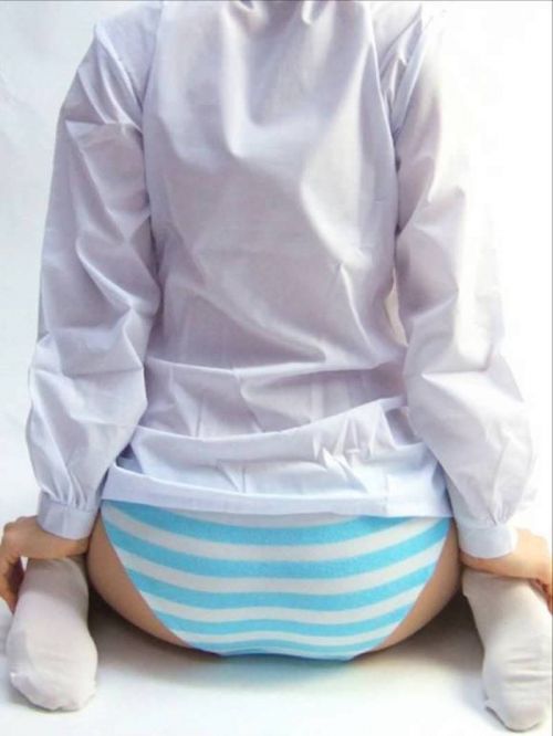 イチゴ柄、縞パン、チェック柄のパンティ履いた女の子の股間エロ画像 36枚 No.9