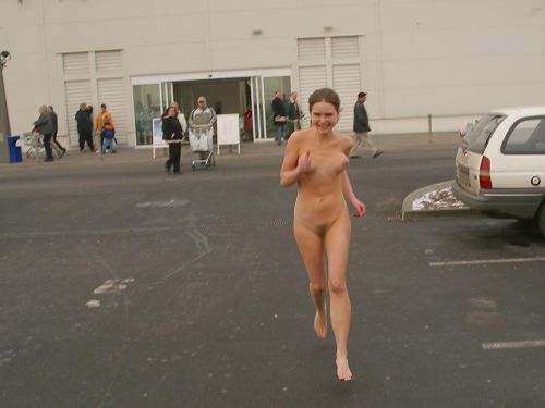 【画像】海外美女が全裸で街中を爆走するストリーキングがスゴすぎるｗｗｗ 33枚 No.18