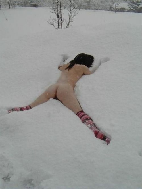 雪国で全裸露出しちゃうクレイジー美女達のおふざけがエロ過ぎるｗｗｗ 36枚 No.6