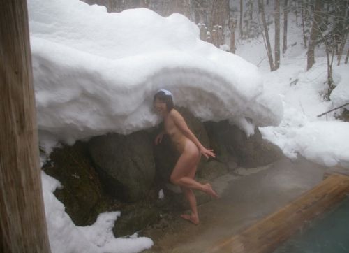 雪国で全裸露出しちゃうクレイジー美女達のおふざけがエロ過ぎるｗｗｗ 36枚 No.18