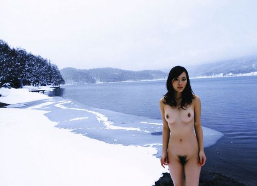 雪国で全裸露出しちゃうクレイジー美女達のおふざけがエロ過ぎるｗｗｗ 36枚 No.22