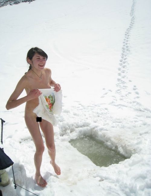 【野外露出】真冬に全裸で雪遊びや川の中に入っちゃう外国人美女ｗｗｗ 34枚 No.30