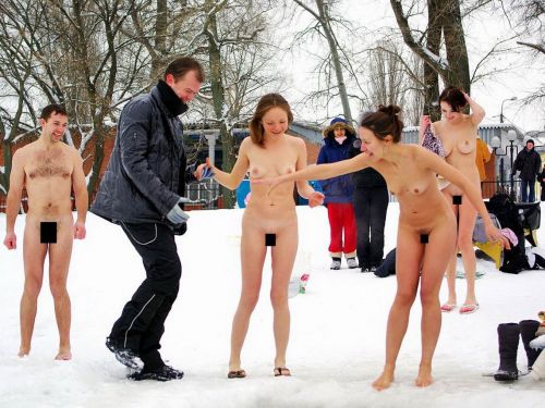 【画像】真冬の雪の中で外国人が全裸露出する芸術的エロス！ 29枚 No.1