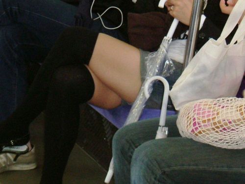 【画像】電車で対面に座ったニーハイギャルの絶対領域がエロいんだがｗｗｗ 38枚 No.3