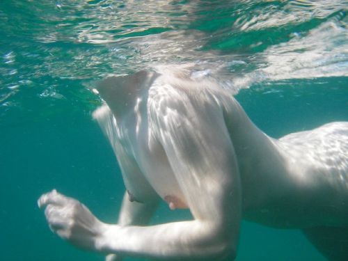 全裸スキューバダイビング・素潜りを楽しむ外国人女性のエロ画像 27枚 No.16