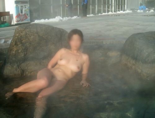 女子旅行の露天風呂で仲良く記念撮影した画像が抜けるわwww 32枚 No.13