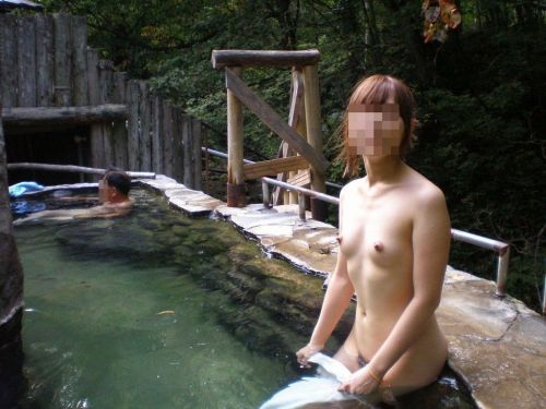 女子旅行の露天風呂で仲良く記念撮影した画像が抜けるわwww 32枚 No.23