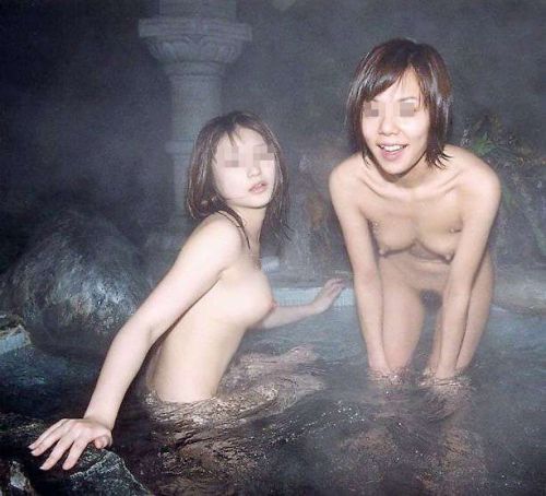 女子旅行の露天風呂で仲良く記念撮影した画像が抜けるわwww 32枚 No.29