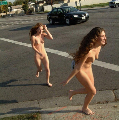 全裸で街を走り抜けるストリーキングな外国人女性のエロ画像 31枚 No.9