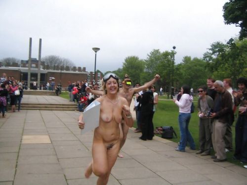 全裸で街を走り抜けるストリーキングな外国人女性のエロ画像 31枚 No.18