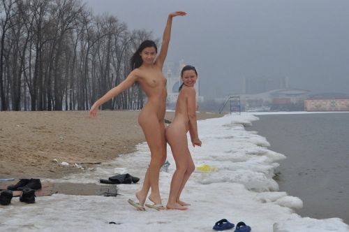 雪景色の中で雪や川に体を突っ込んじゃう全裸外国人女性のエロ画像 32枚 No.13