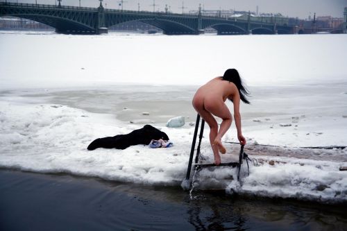 雪景色の中で雪や川に体を突っ込んじゃう全裸外国人女性のエロ画像 32枚 No.20
