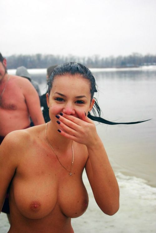 雪景色の中で雪や川に体を突っ込んじゃう全裸外国人女性のエロ画像 32枚 No.21