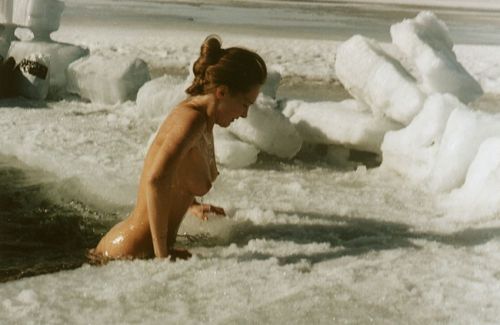 雪景色の中で雪や川に体を突っ込んじゃう全裸外国人女性のエロ画像 32枚 No.23