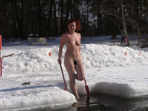 雪景色の中で雪や川に体を突っ込んじゃう全裸外国人女性のエロ画像 32枚 No.24