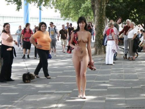 人混みが多い街を全裸でお散歩する海外露出狂美女達のエロ画像 31枚 No.9