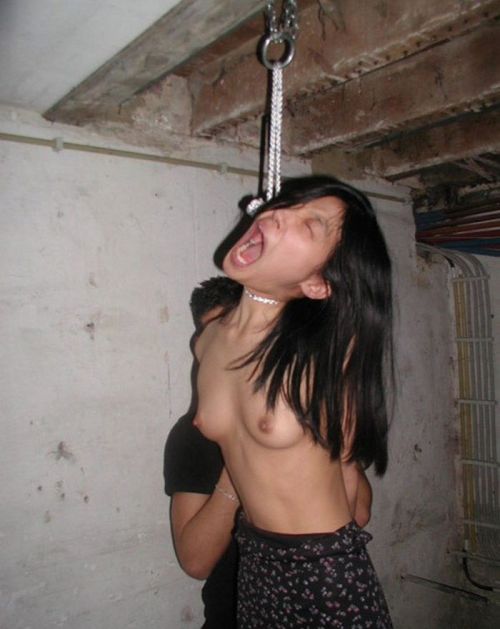 【事故注意】外人女性の首をロープで締め上げる狂人プレイのエロ画像 34枚 No.6
