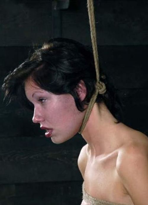 【事故注意】外人女性の首をロープで締め上げる狂人プレイのエロ画像 34枚 No.17