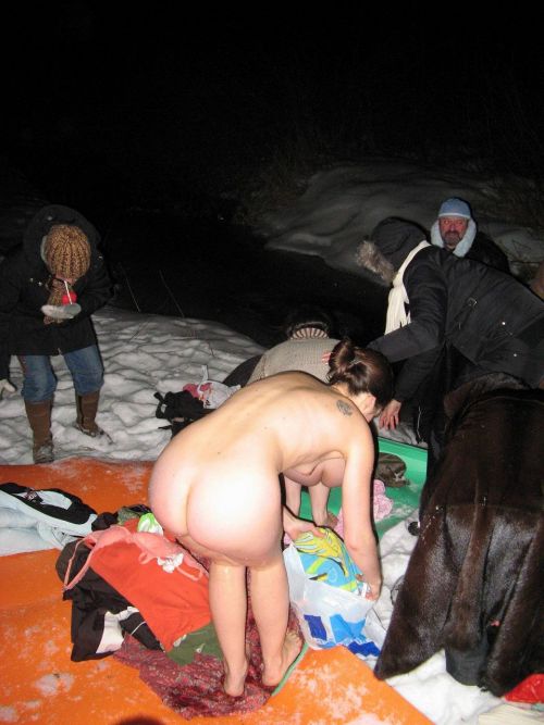 【野外露出】全裸外国人が雪の中で楽しそうたわむれる姿でアナ雪思い出したｗｗｗ 29枚 No.24