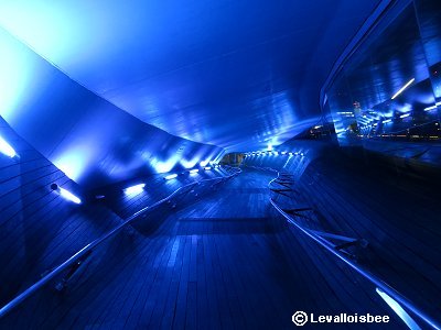 ヨコハマ大桟橋の青い回廊downsize