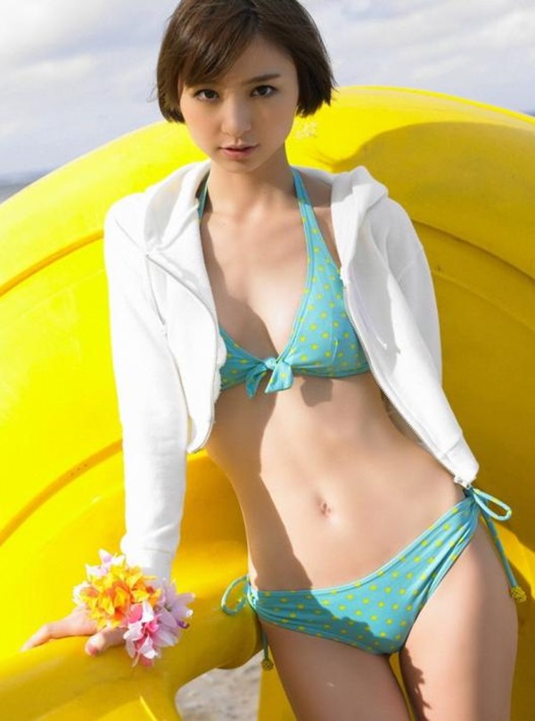 篠田麻里子のモリマン水着エロ画像15