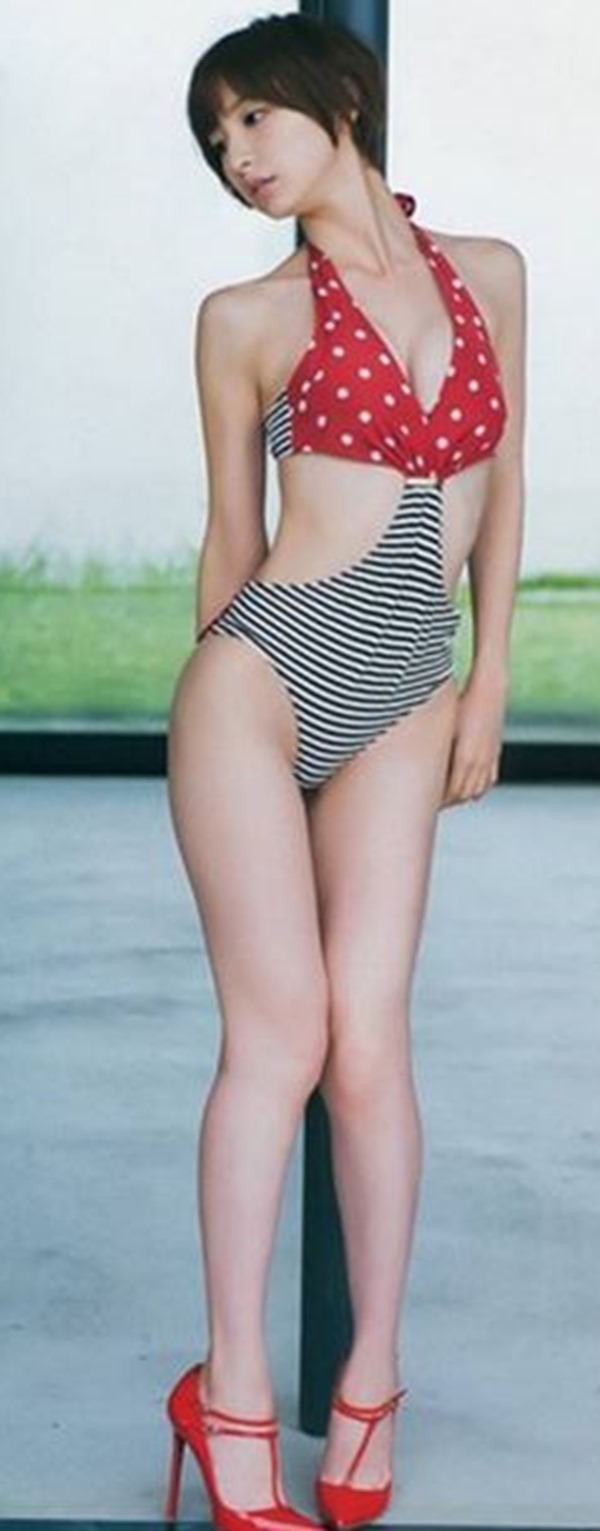 篠田麻里子のモリマン水着エロ画像17