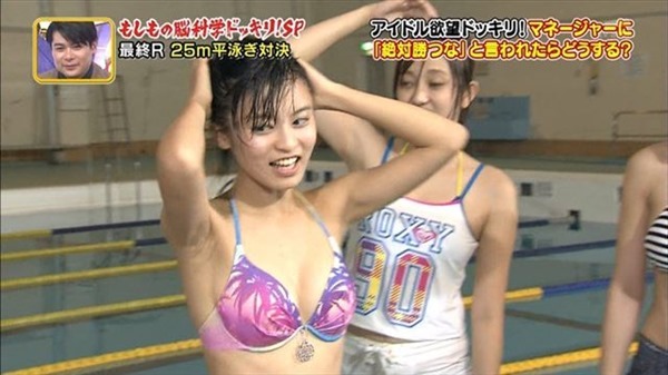 小島瑠璃子の水着姿の胸チラ谷間やTV出演時の谷間テレビキャプ画像5