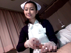 夜中に病室に来てゴム手袋コキとフェラチオしてくれる献身的な熟女ナース 菊川亜美